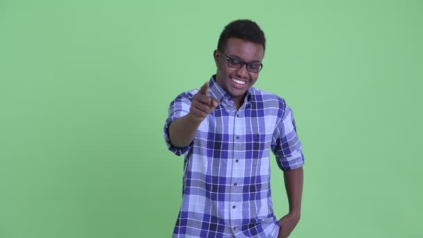 Feliz joven africano hipster hombre riendo y señalando a la cámara — Vídeos de Stock