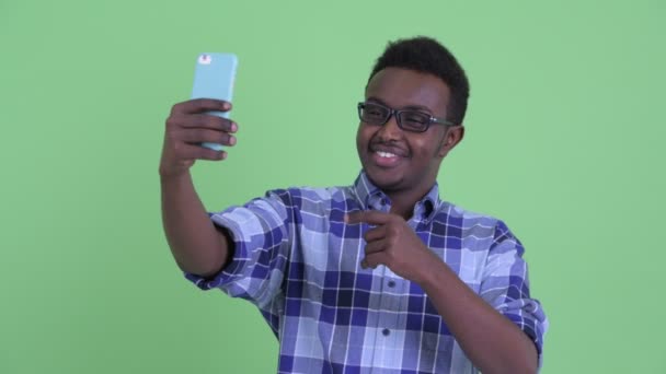 Mutlu genç Afrikalı hipster adam selfie alarak — Stok video