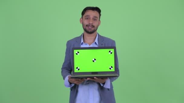 Jovem feliz barbudo persa empresário falando ao mostrar laptop — Vídeo de Stock