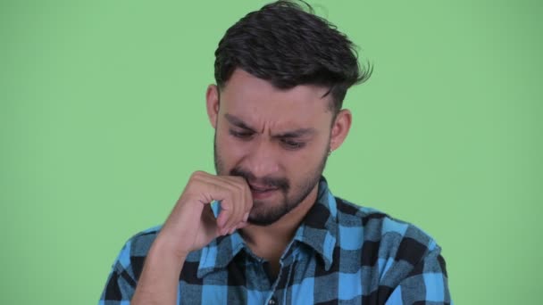 Visage de stressé jeune perse hipster homme pensant — Video