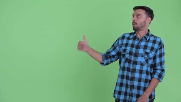 Heureux jeune barbu perse hipster homme claquant des doigts et donnant pouces vers le haut — Video