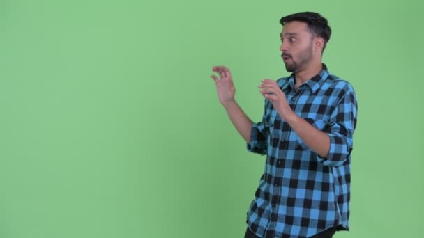 행복한 젊은 수염 페르시아힙스터 남자 스냅 손가락 과 보고 놀랐다 — 비디오