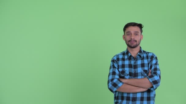 Feliz jovem barbudo persa hipster homem falando enquanto apontando para cima — Vídeo de Stock