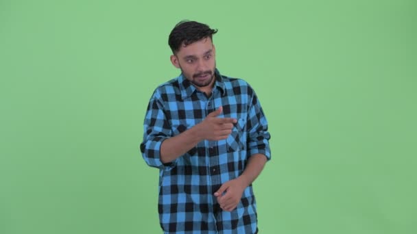 Lycklig ung skäggiga Persiska hipster man tittar runt och känner sig upphetsad — Stockvideo