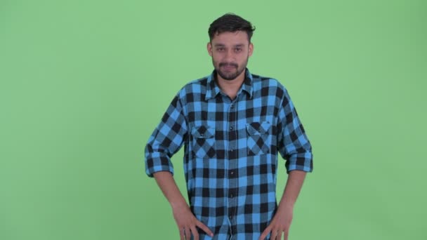 Betonade unga skäggiga Persiska hipster man tittar runt och känner sig upprörd — Stockvideo