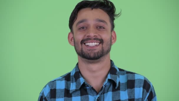 Rostro de feliz joven barbudo hipster persa hombre sonriendo y riendo — Vídeo de stock