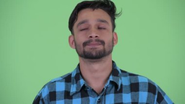 Yorgun ve yorgun görünümlü stresli genç sakallı Pers hipster adam Yüzü