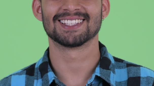 Mosoly a boldog fiatal szakállas perzsa csípő férfi — Stock videók