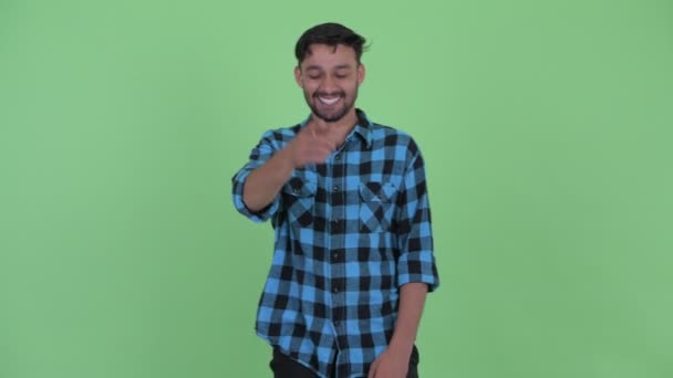 Feliz joven barbudo hipster persa hombre riendo y señalando a la cámara — Vídeos de Stock