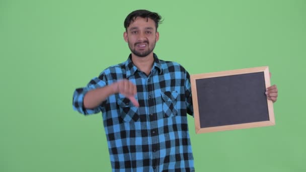 Hangsúlyozta fiatal szakállas perzsa csípő férfi Holding tábla, amely remek — Stock videók