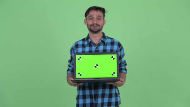 Mutlu genç sakallı Farsça hipster adam dizüstü bilgisayar gösterirken konuşurken — Stok video