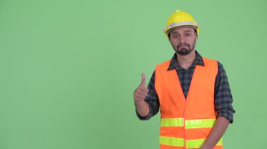 Mutlu genç sakallı Pers adam inşaat işçisi bir şey dokunmadan