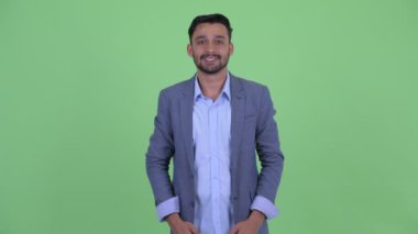 Mutlu genç sakallı İranlı işadamı gülümseyerek