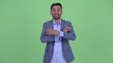 Silah ile gülümseyen mutlu genç sakallı Pers işadamı