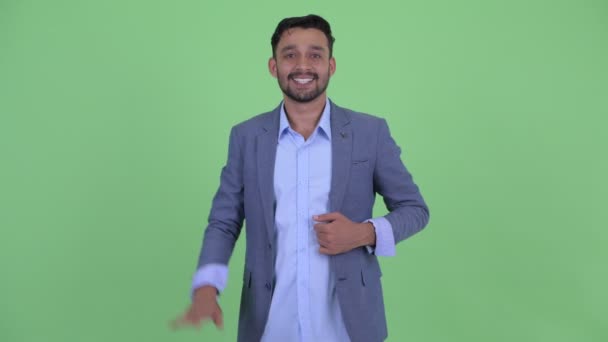 Fericit tânăr barbă om de afaceri persan fluturând mâna — Videoclip de stoc