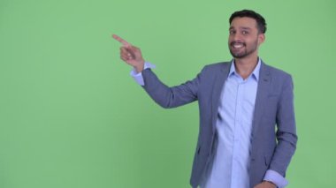 Mutlu genç sakallı İranlı işadamı konuşuyor ve bir şey dokunmadan