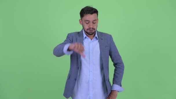 Stressato giovane barbuto uomo d'affari persiano dando pollici verso il basso — Video Stock