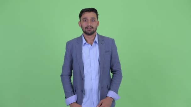 Joven empresario persa barbudo estresado recibiendo malas noticias — Vídeos de Stock