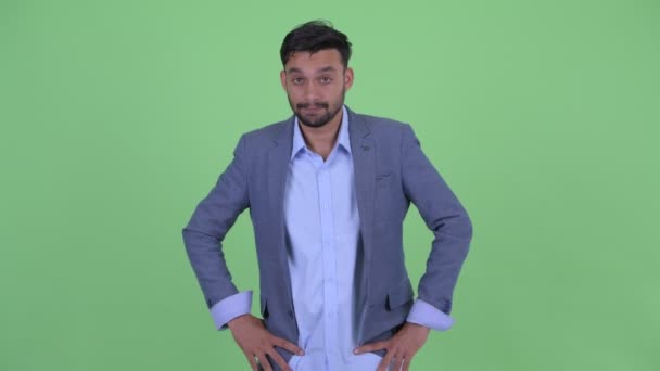 Hangsúlyozta ifjú szakállas perzsa üzletember látszó unatkozó és fáradt — Stock videók
