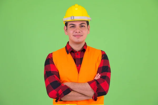 Молодий багатонаціональний чоловік будівельник зі схрещеними руками — стокове фото