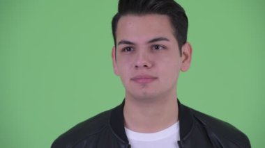 Deri ceket düşünme ile mutlu genç çok etnik adam Yüzü