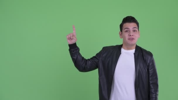 Heyecanlı genç yakışıklı çok etnik adam işaret — Stok video