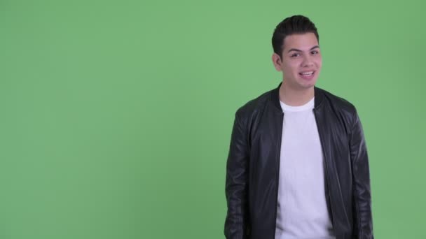 Šťastný mladý pohledný multietnický muž, který mluví a dotýká se něčeho — Stock video