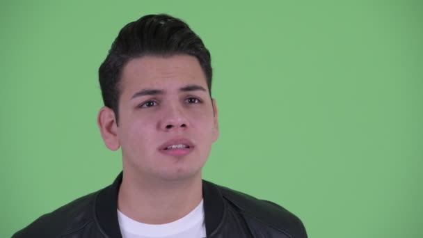 Face of stressad ung multi etnisk man få dåliga nyheter — Stockvideo
