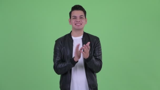 Boldog fiatal jóképű többnemzetiségű ember taps kezét — Stock videók