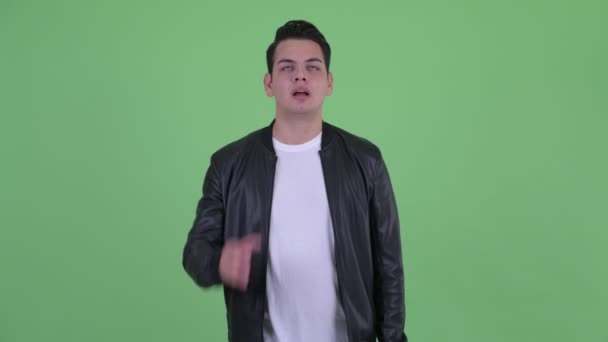 Наголошений молодий багатоетнічний чоловік з жестом долоні — стокове відео