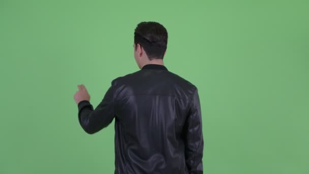 Zadní pohled mladého multietnického muže, který se něčeho dotýká — Stock video
