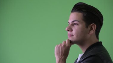 Mutlu genç yakışıklı çok etnik adam düşünme Closeup profil görünümü