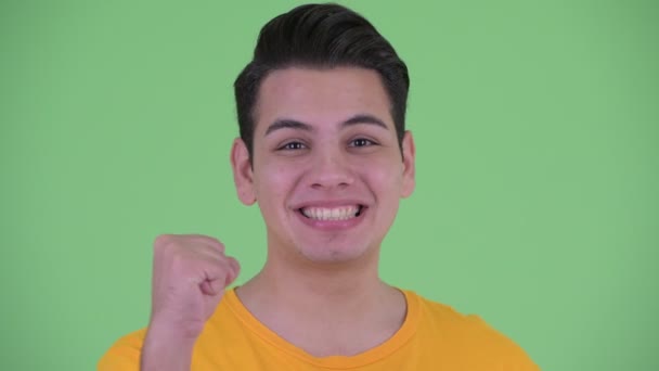 Tvář šťastného mladého multietnického muže, který dostává dobré zprávy — Stock video