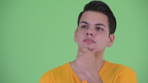 Tvář šťastného mladého multietnického muže, který přemýšlí a vzhlížel — Stock video