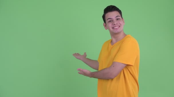 Gelukkig jonge multi etnische man tonen aan rug en het geven van duimen omhoog — Stockvideo