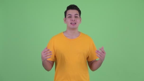Šťastný mladý multietnický muž, který mluví a vypadá rozrušen — Stock video