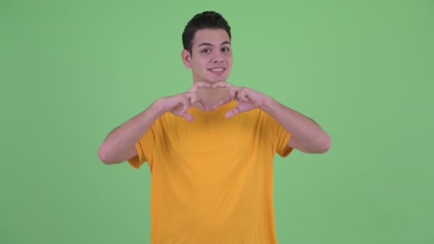 Glücklicher junger multiethnischer Mann mit Hand-Herz-Geste — Stockvideo