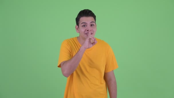 Щасливий молодий багатоетнічний чоловік з пальцем на губах — стокове відео
