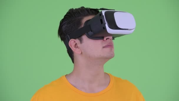 Rosto de feliz jovem multi homem étnico usando fone de ouvido realidade virtual — Vídeo de Stock