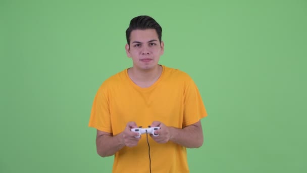 Gestresster junger multiethnischer Mann spielt Spiele und verliert — Stockvideo