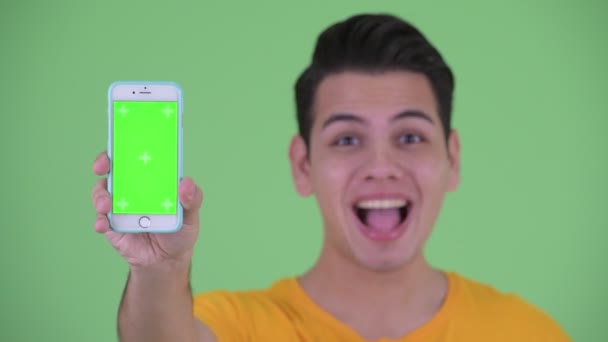 Cara de feliz joven multi étnico hombre mostrando el teléfono — Vídeo de stock