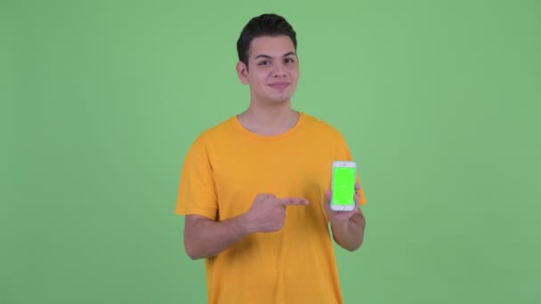 Lykkelig ung multietnisk mand, der viser telefonen og giver tommelfingre op – Stock-video