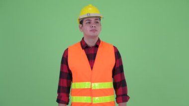 Ciddi genç çok etnik adam inşaat işçisi düşünme