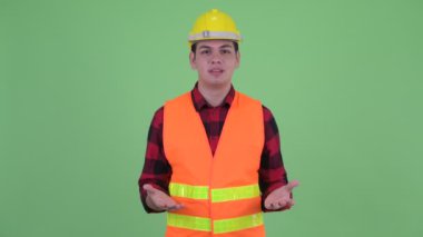 Mutlu genç çok etnik adam inşaat işçisi bir şey açıklayan