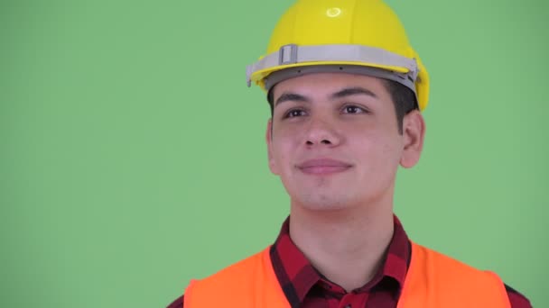 Mutlu genç çok ırklı adam inşaat işçisi düşünme yüzü — Stok video