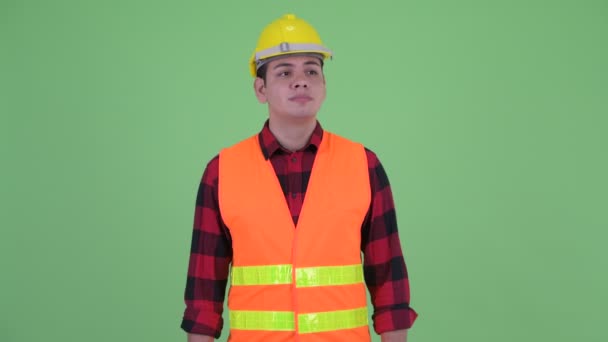Ciddi genç çok etnik adam inşaat işçisi düşünme — Stok video
