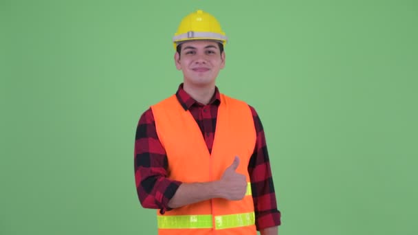 Feliz joven multi étnico obrero de la construcción dando pulgares hacia arriba — Vídeos de Stock