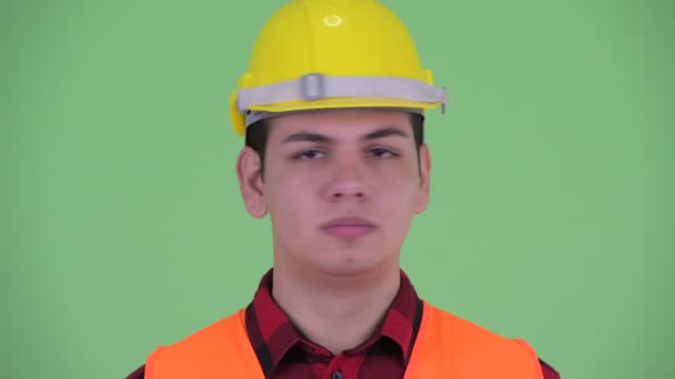 Grave jovem multi étnico homem construção trabalhador acenando cabeça não — Vídeo de Stock