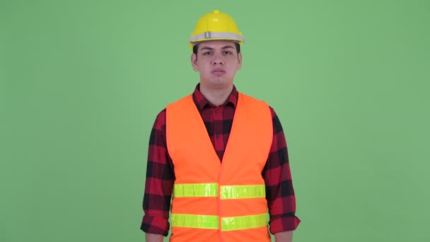 Estresado joven multiétnico trabajador de la construcción dando pulgares hacia abajo — Vídeos de Stock