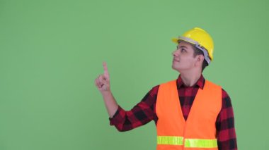 Mutlu genç çok etnik adam inşaat işçisi işaret